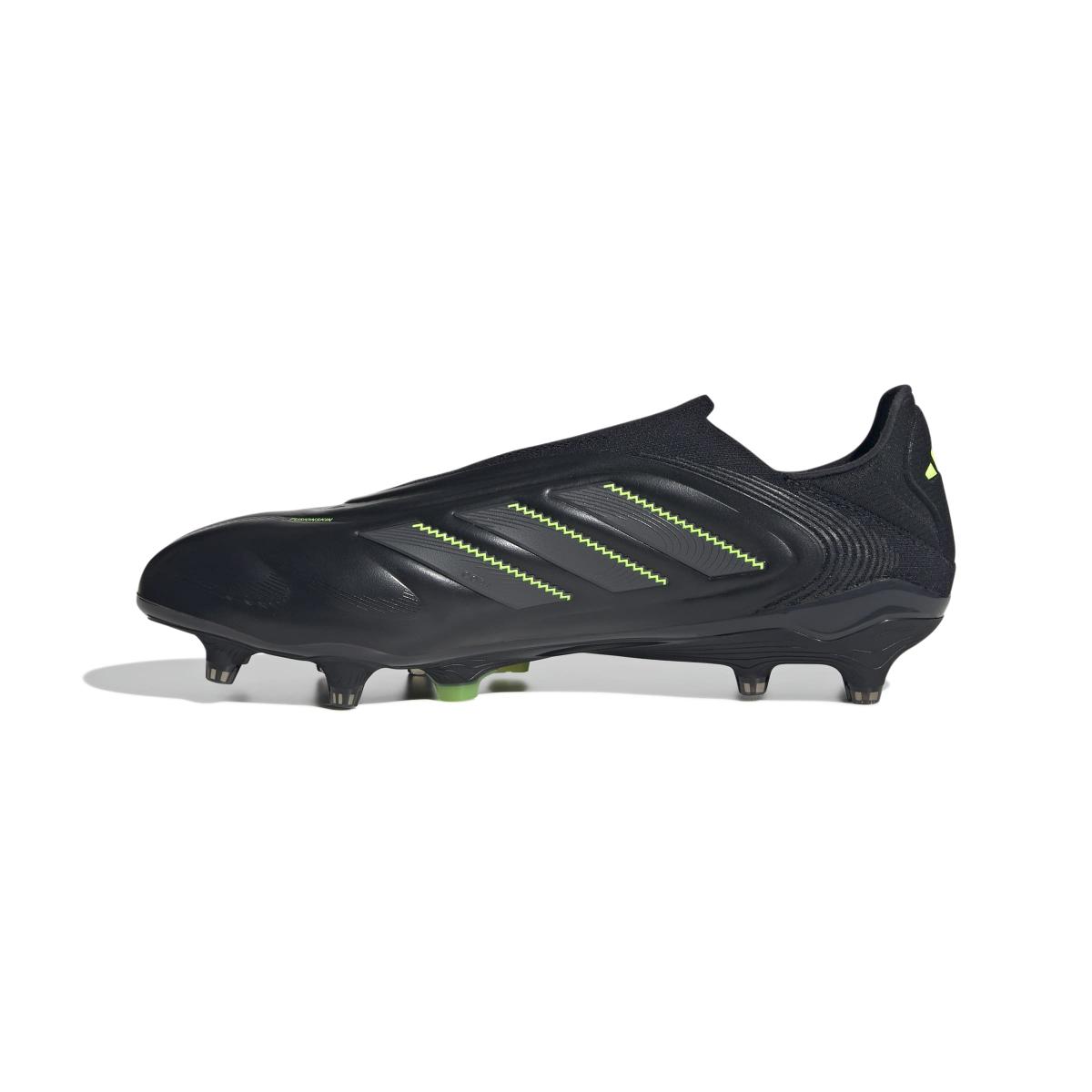 product/a/d/adidas_js0652_4_footwear_photography_side_medial_center_view_white-nw091725.jpg