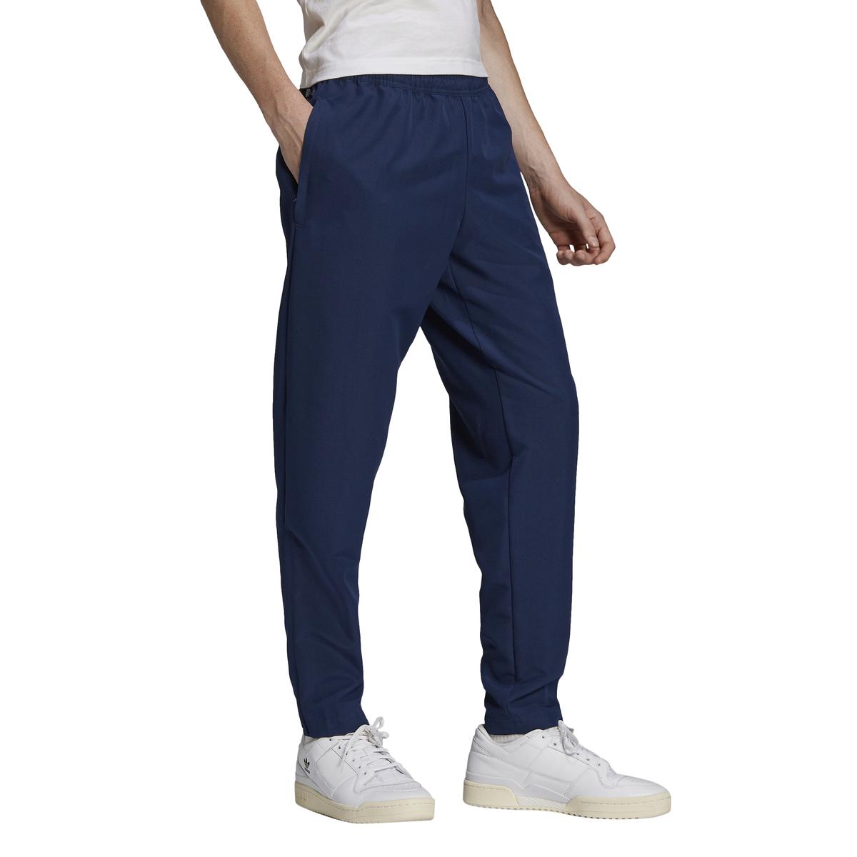 product/h/b/hb5329_app_on-model_walking_white_1645105681.jpg