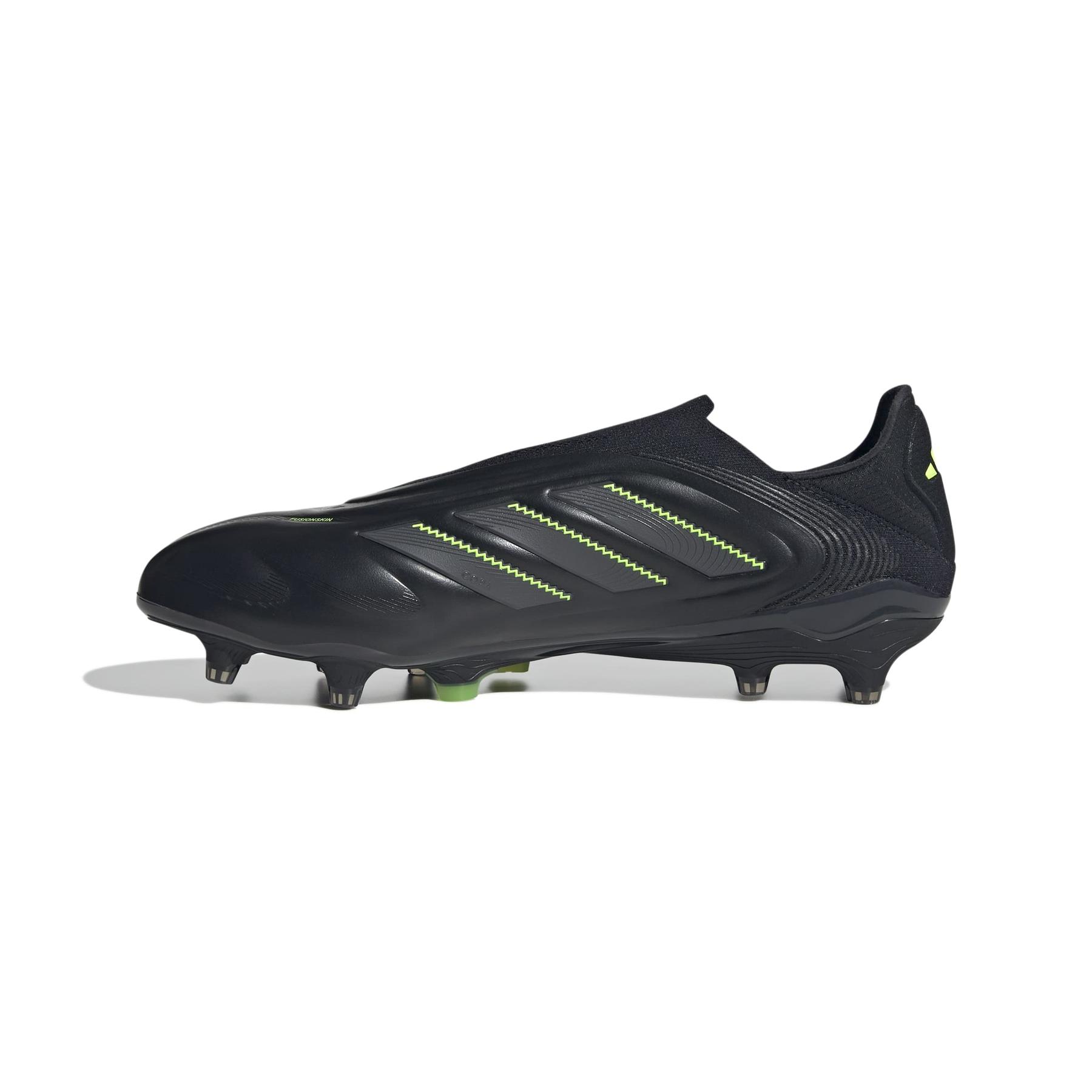 product/a/d/adidas_js0652_4_footwear_photography_side_medial_center_view_white-nw091725.jpg