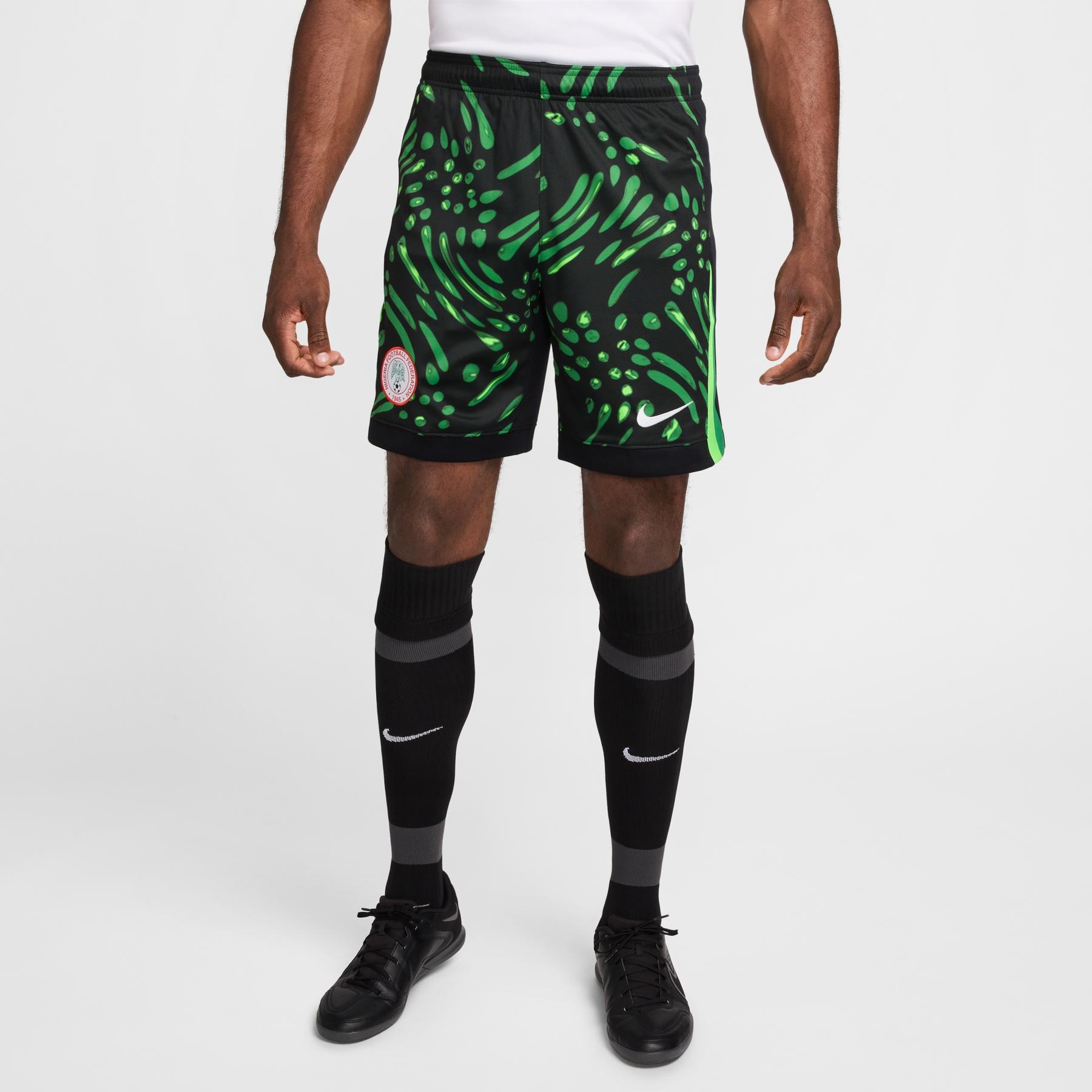 product/n/i/nike_fq8853-010-phsfm001.jpg